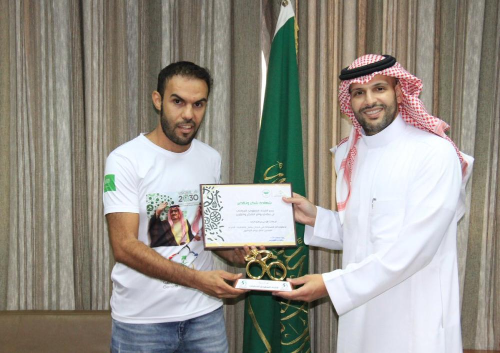 رئيس 'الدراجات ' يمنح الرحالة  'اليحيا '  لقب سفير الاتحاد 