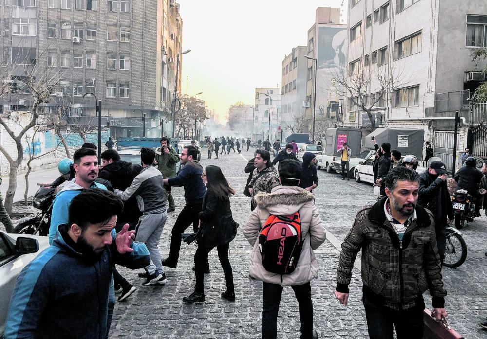احتجاجات إيران تصل طهران بهتاف «الموت للدكتاتور»