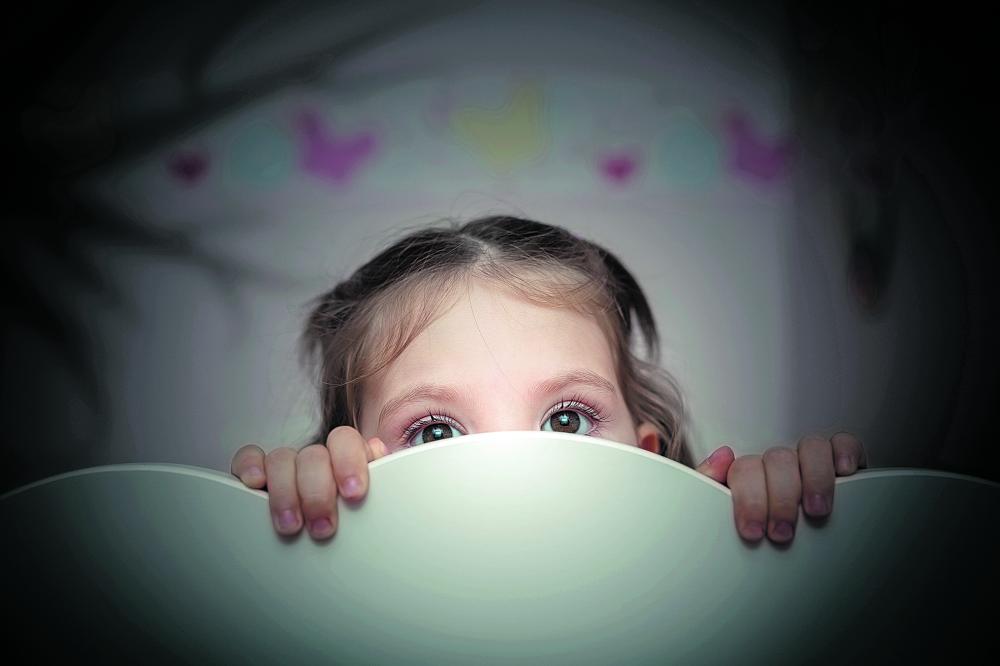 لحظات الغياب.. هاجس الأمهات الموظفات من العاملة المنزلية