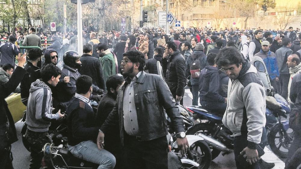 العقوبات الأمريكية على الأبواب.. والاحتجاجات تخنق «خامنئي»
