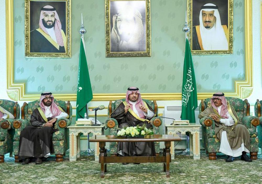 أمير الحدود الشمالية يلتقي القضاة ومديري الإدارات والمواطنين 