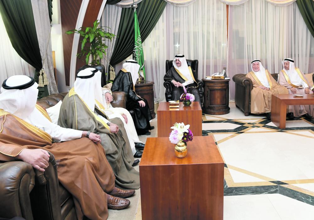 أمير الشرقية يهنئ عبدالله الملحم باختياره عميدًا للأسرة
