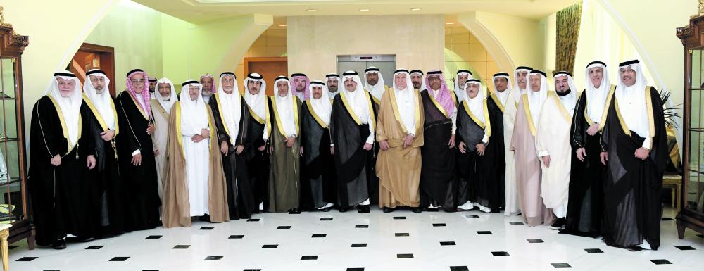 أمير الشرقية يهنئ عبدالله الملحم باختياره عميدًا للأسرة