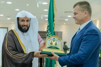وزير العدل يوقع مذكرة تفاهم مع نظيره البيلاروسي