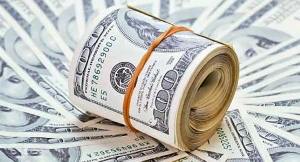 الدولار يصعد والاسترليني يهبط لأدنى مستوى في عام