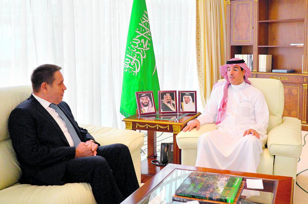 وزير الإعلام يستقبل السفير الروسي