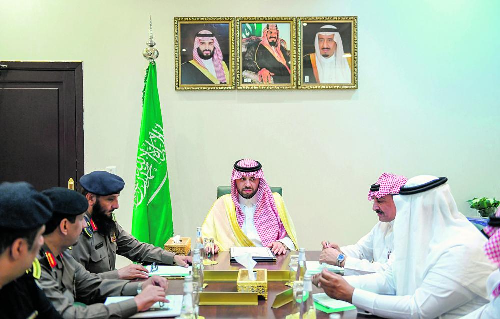 أمير الحدود الشمالية يطلع على المنجزات الأمنية