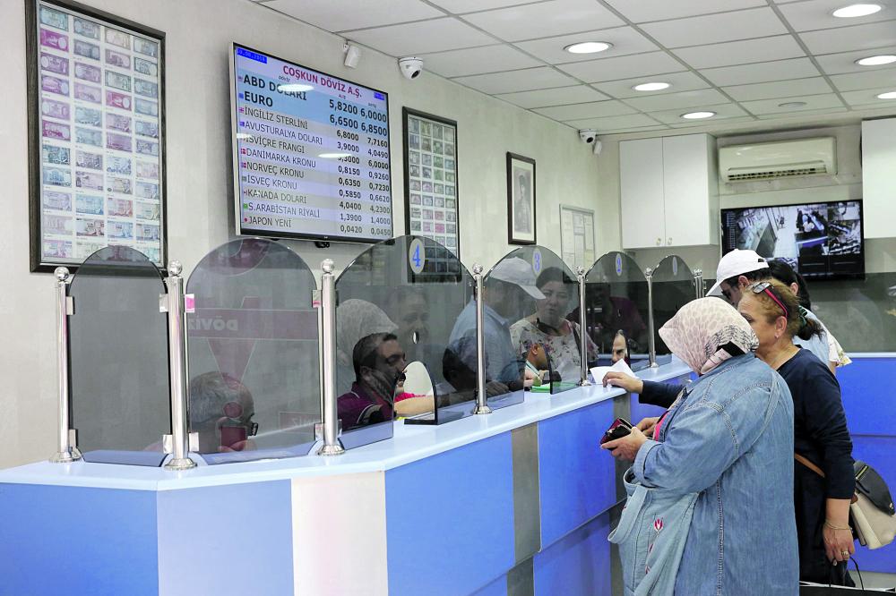 خلاف واشنطن وأنقرة يهوي بالعملة التركية