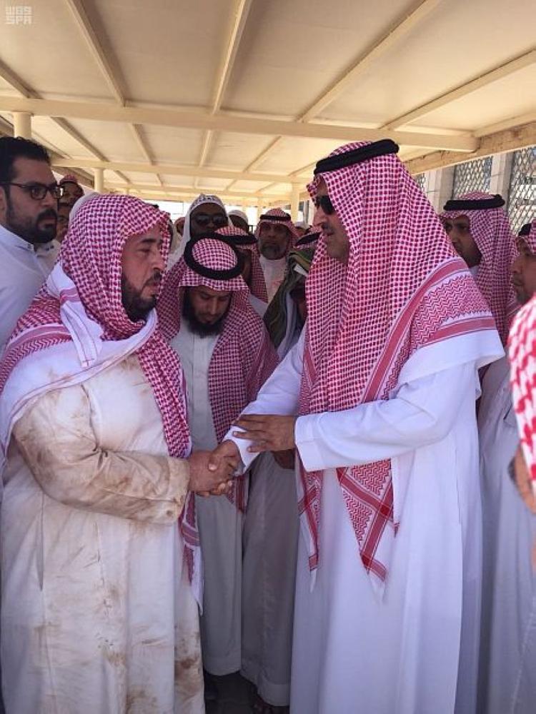 أمير المدينة يقدم العزاء لأسرة الشيخ الجزائري