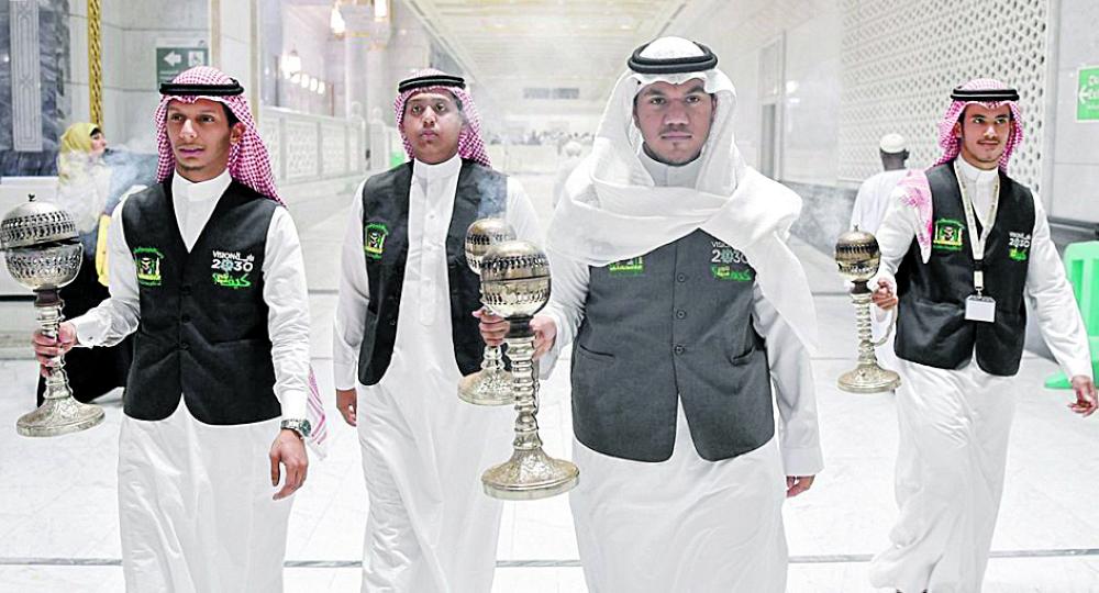 أبواب الحرم تستقبل الحجاج بالطيب والبخور
