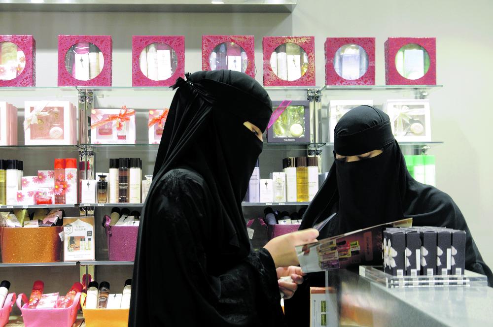 31 مخالفة توطين وتأنيث بقبضة «مفتشات العمل»