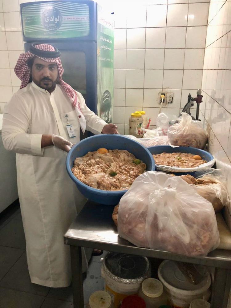 إغلاق مطعم وضبط 14 عاملا مخالف ا في وسط الدمام