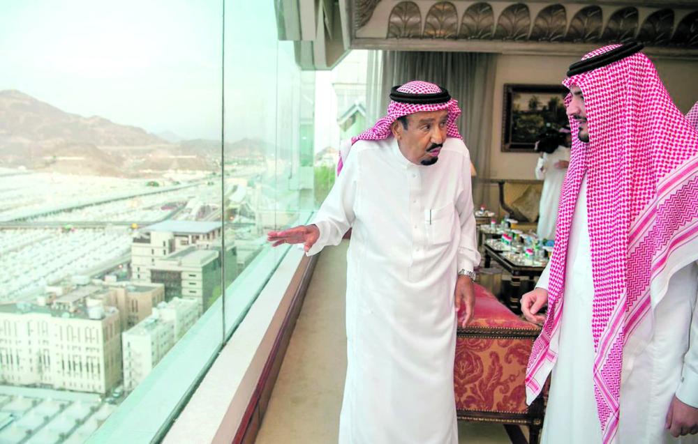خادم الحرمين يصل إلى منى للإشراف على راحة الحجاج