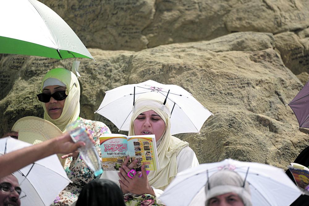 
حاجّة تطالع كتيبًا توعويًا عن مناسك الحج