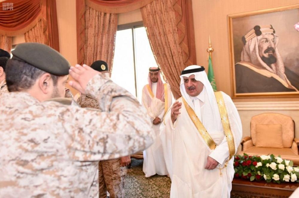 أمير تبوك يستقبل المهنئين بعيد الأضحى