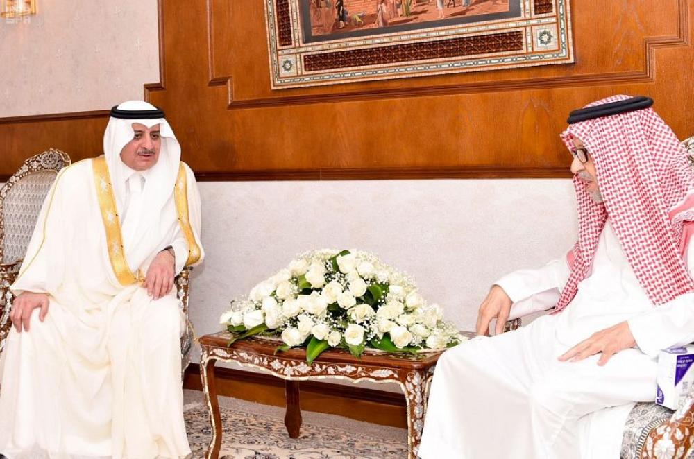 أمير تبوك يعايد أحد المواطنيين في منزله