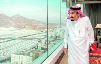 خادم الحرمين يصل إلى منى للإشراف على راحة الحجاج