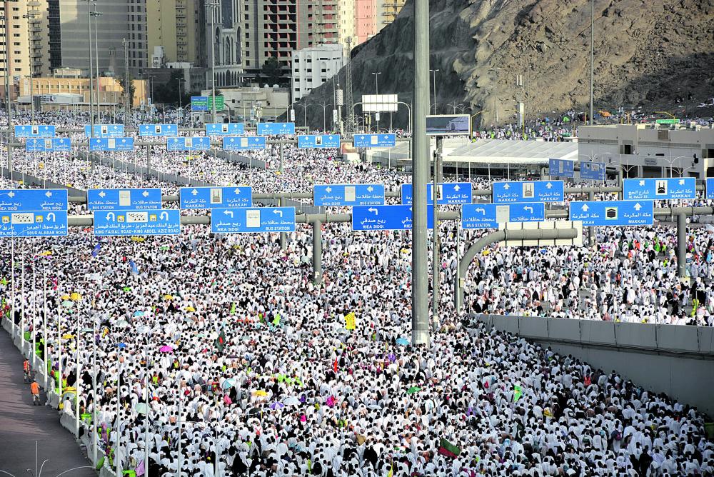 يرمون جمرة العقبة في هدوء وسكينةحجاج البيت الحرام