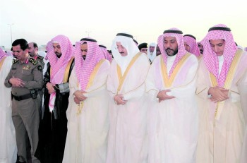 محافظ الأحساء يؤدي صلاة العيد ويستقبل المهنئين
