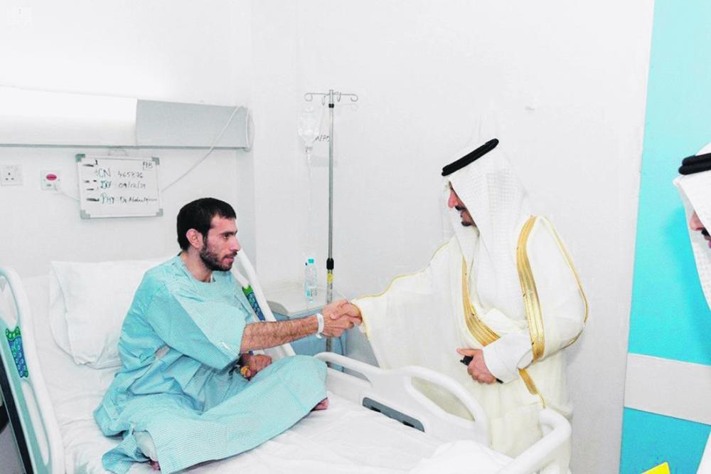 محافظ حفر الباطن يعايد المرضى المنومين