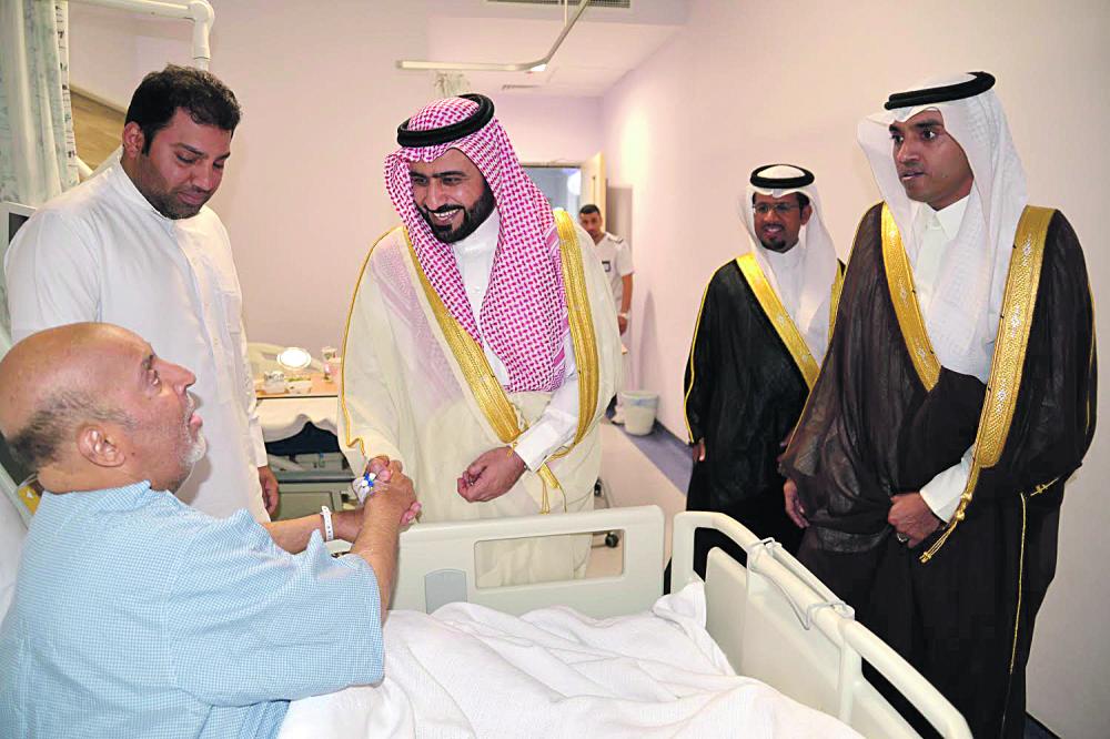 وكيل محافظة الأحساء يعايد المنومين