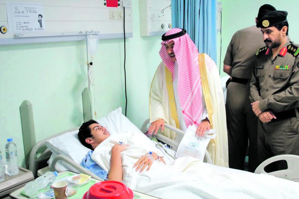 محافظ الجبيل يطمئن على المنومين