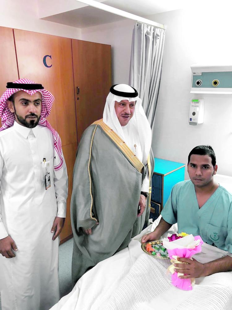 محافظ الجبيل يطمئن على المنومين