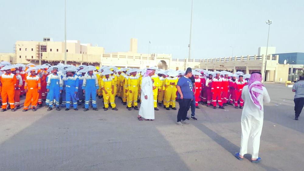 «نيوم» يوزع 1200 مظلة بالأحساء