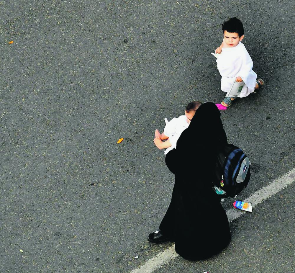 أطفال يشاركون ذويهم أداء المناسك
