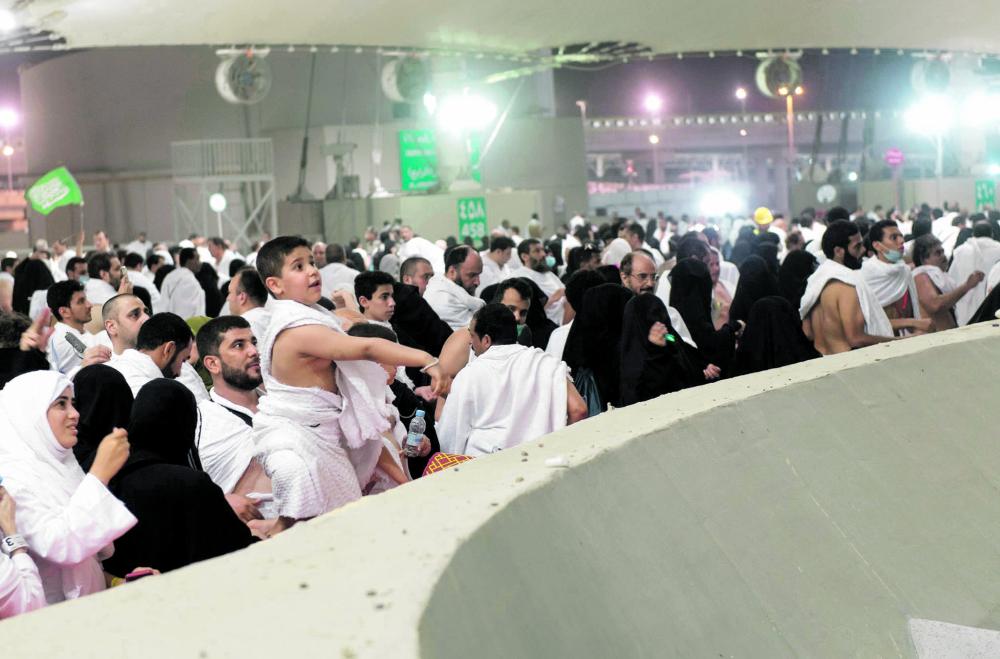 أطفال يشاركون ذويهم أداء المناسك