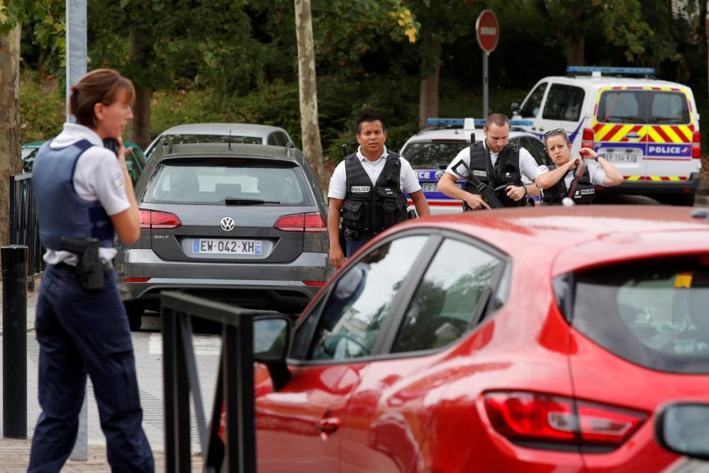 قتيل وجريحان فى حادث طعن بباريس