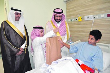 وكيل محافظة الأحساء يعايد المنومين