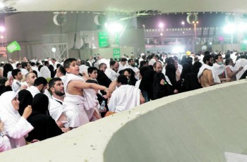 أطفال يشاركون ذويهم أداء المناسك