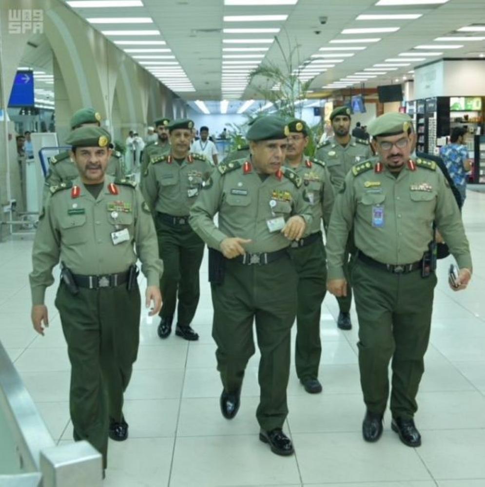 مدير الجوازات يتابع مغادرة الحجاج بمطار المؤسس