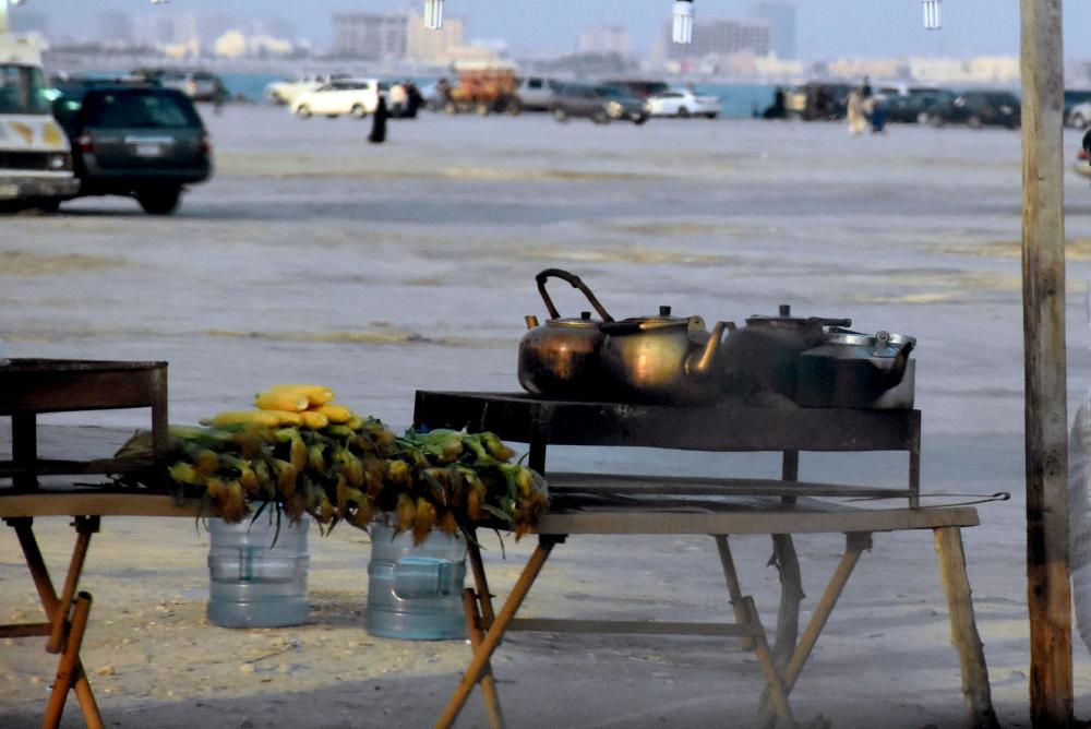 عربات الشاي المكشوفة.. خطر يهدد المستهلك