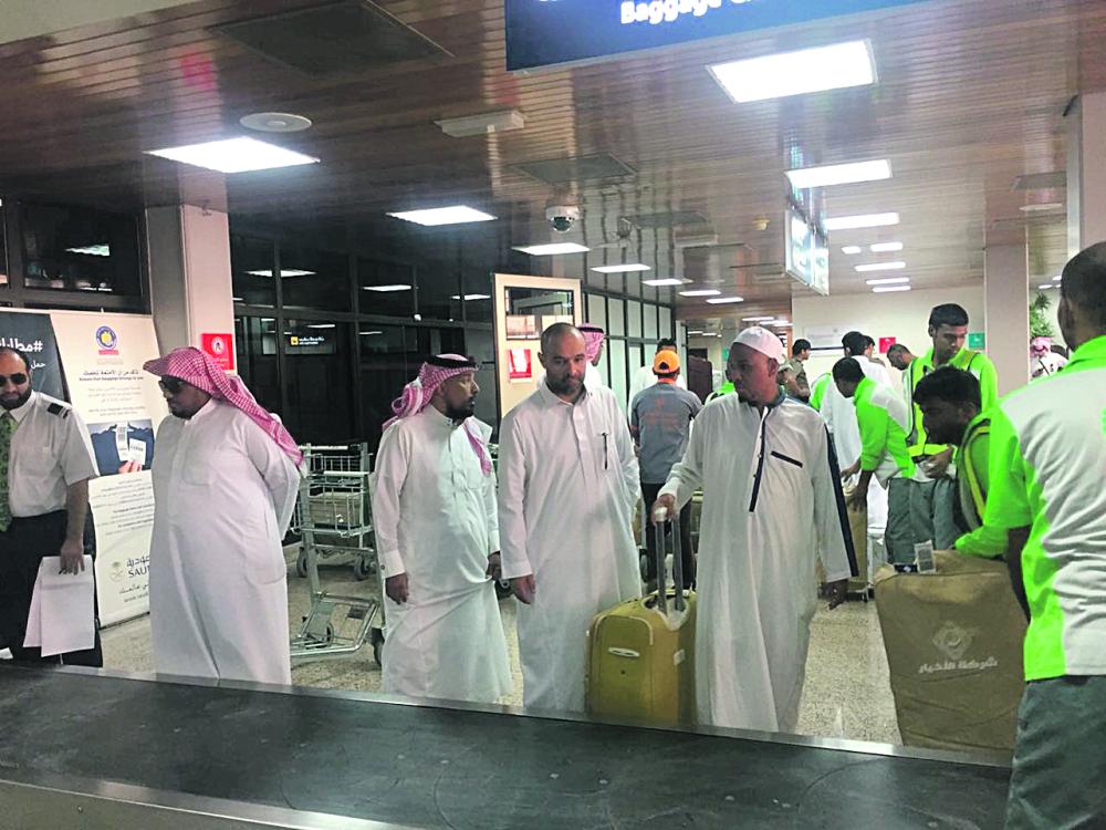 وصول 300 حاج إلى مطار الأحساء