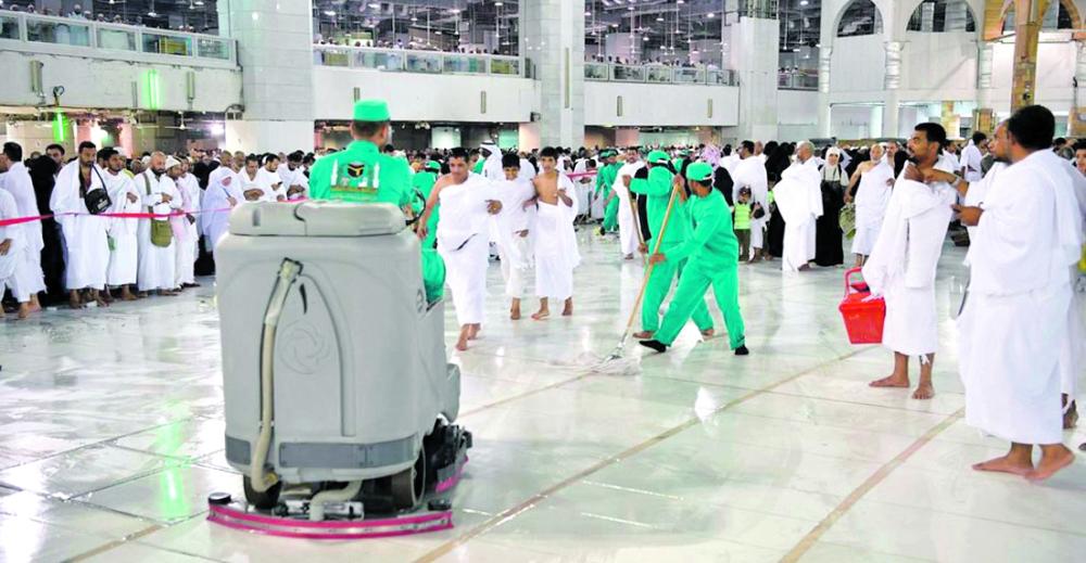 4 آلاف عامل لتطهير ساحات المسجد الحرام