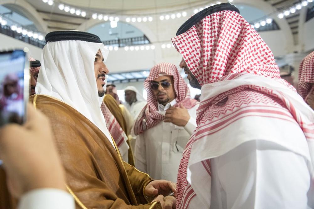 أمير الرياض بالنيابة ينقل تعازي القيادة لأسرة الشهيد المطيري