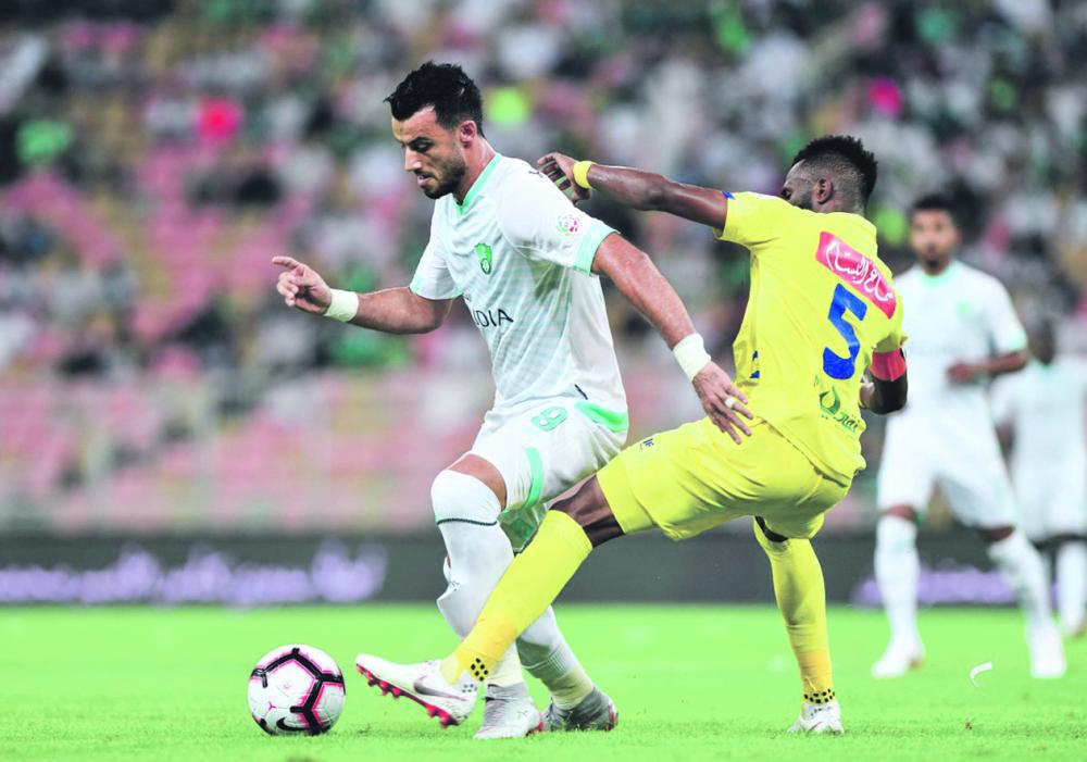 التعاون يحرج الأهلي بالتعادل