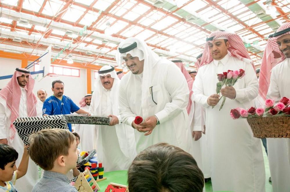 أمير الرياض بالنيابة يقف على سير العمل بمدارس العاصمة