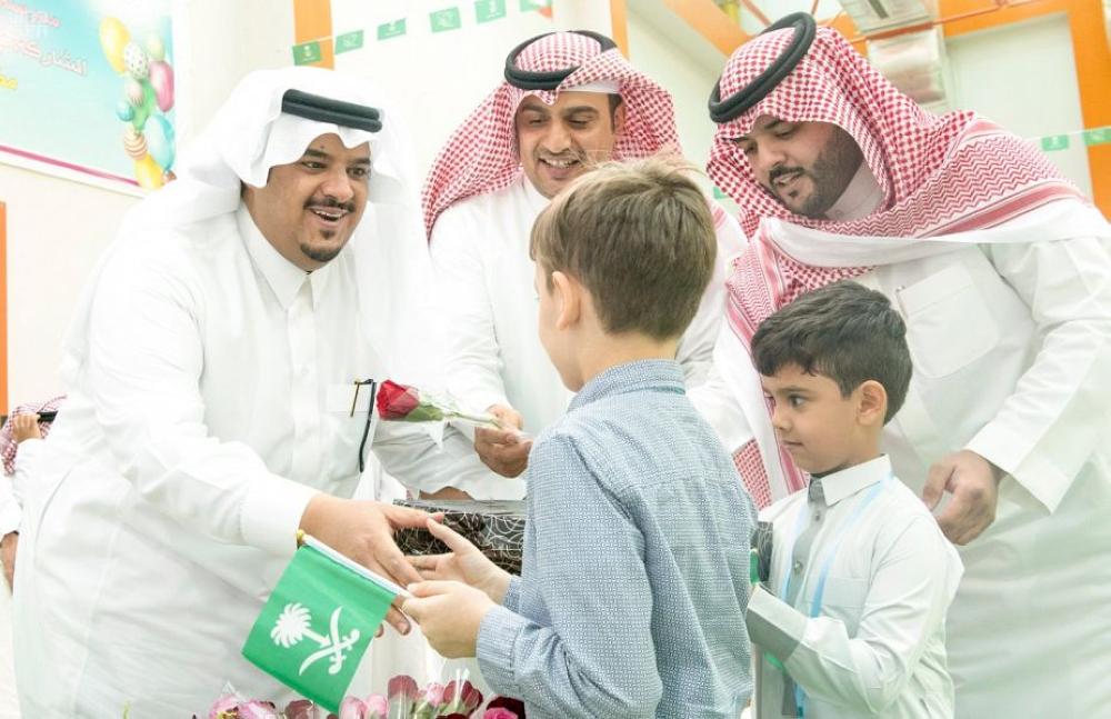 أمير الرياض بالنيابة يقف على سير العمل بمدارس العاصمة