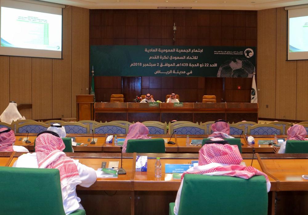 «عمومية القدم» تصادق على استقالة عزت
