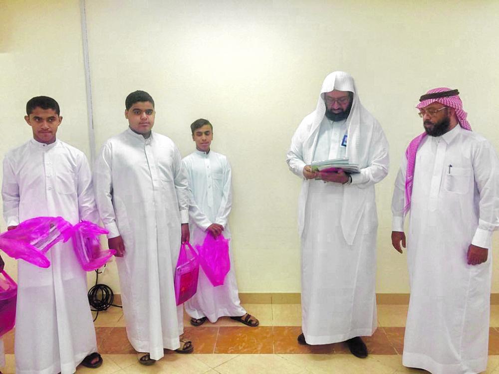 مدير تعليم الأحساء يطمئن على سير الدراسة