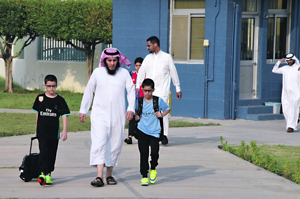 منسوبو «التقاعد» يرافقون أبناءهم بالمدارس