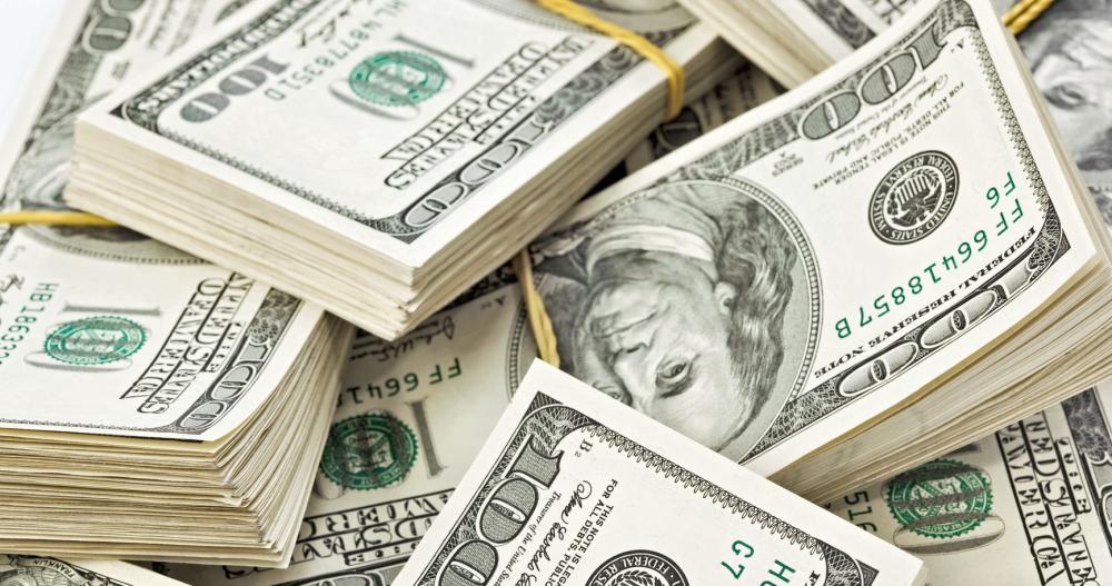 الإسترليني ينخفض مقابل الدولار واليورو لأدنى مستوى منذ عامين
