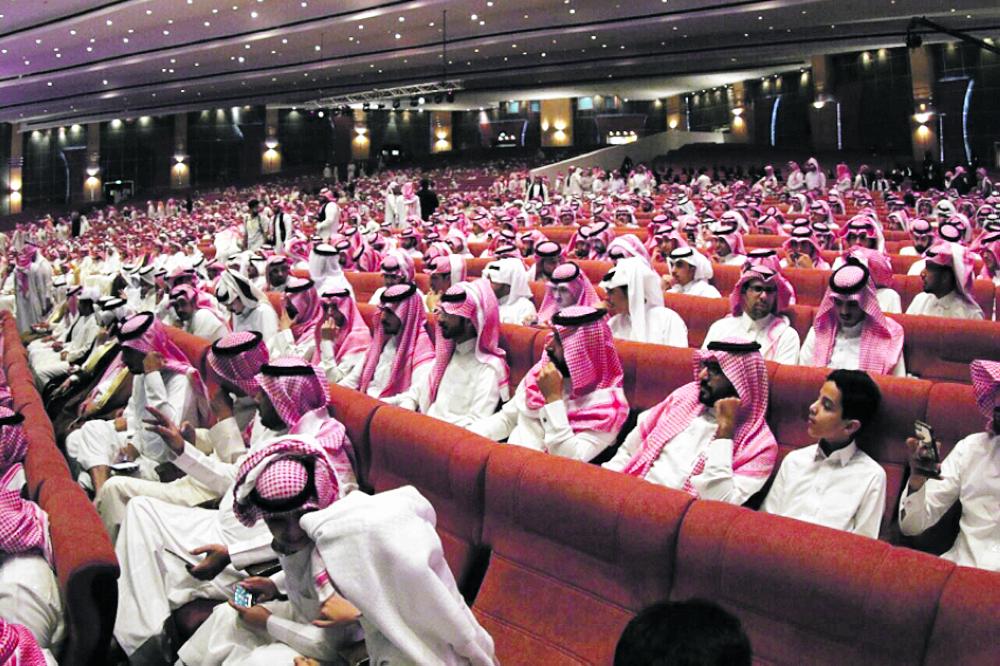 كواليس أمسيات الشعر.. «صداقات.. مصالح.. مفاوضات»