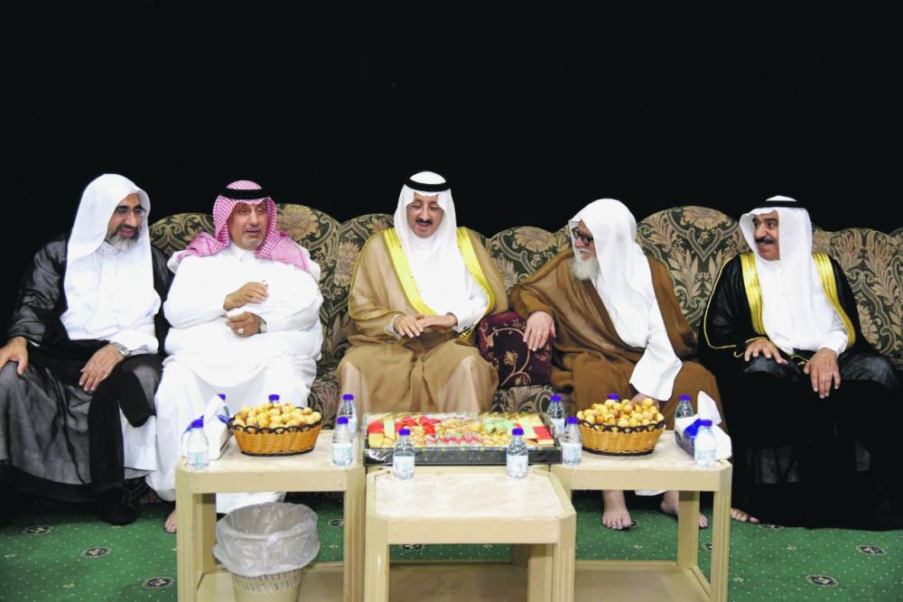 محافظ الأحساء يقدم العزاء لأسرة الخواجة