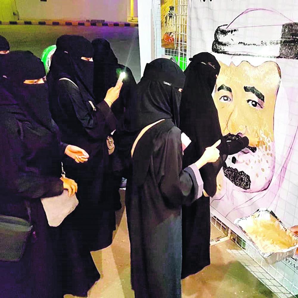 3250 مواطنا ومواطنة يرسمون لوحة للملك ببصماتهم