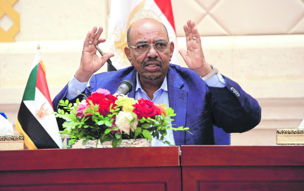 البشير يتعهد بمجابهة التحديات الاقتصادية