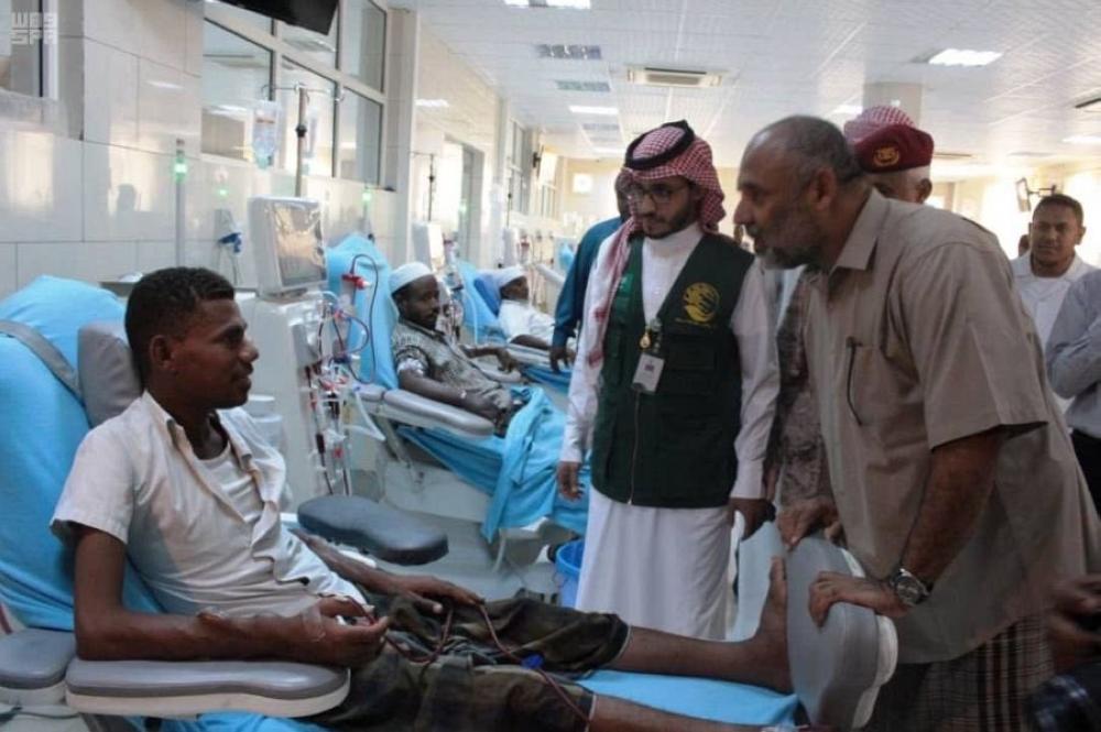 مركز الملك سلمان يسلم 'صحة حضرموت' 145 طناً من المحاليل الوريدية